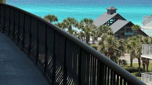 Un balcone con vista sull'oceano e un edificio con la scritta "Emerald Shores".