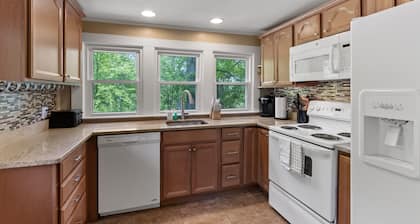 Pet-Friendly Retreat: Porch, Fire Pit, Workspace