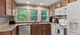 Pet-Friendly Retreat: Porch, Fire Pit, Workspace