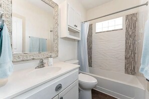  milieuvriendelijk toiletgerief, een haardroger, handdoeken, zeep