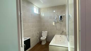 Familien-Suite | Badezimmer | Hausschuhe, Handtücher