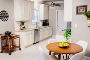 Dining - Country Cottage King Suite 7mi to Youngsville Sport Complex in Broussard, LA (Broussard)