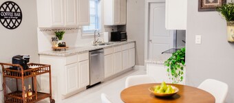 Country Cottage King Suite 7mi to Youngsville Sport Complex in Broussard, LA