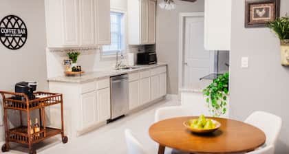 Country Cottage King Suite 7mi to Youngsville Sport Complex in Broussard, LA