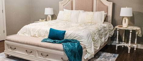 3 habitaciones, escritorio, tabla de planchar con plancha y wifi