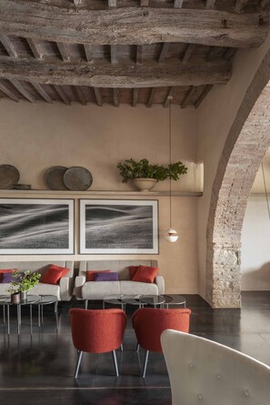 2 bars, lounge dans le hall
