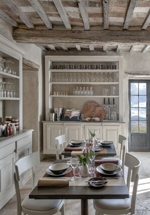 2 restaurants, breakfast served