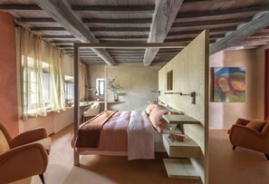 Luxe suite, 1 kingsize bed | Luxe beddengoed, een kluis op de kamer, individueel gedecoreerd