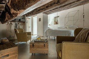 Deluxe Room, 1 King Bed | 3 bedrooms, premium bedding, in-room safe, individually decorated