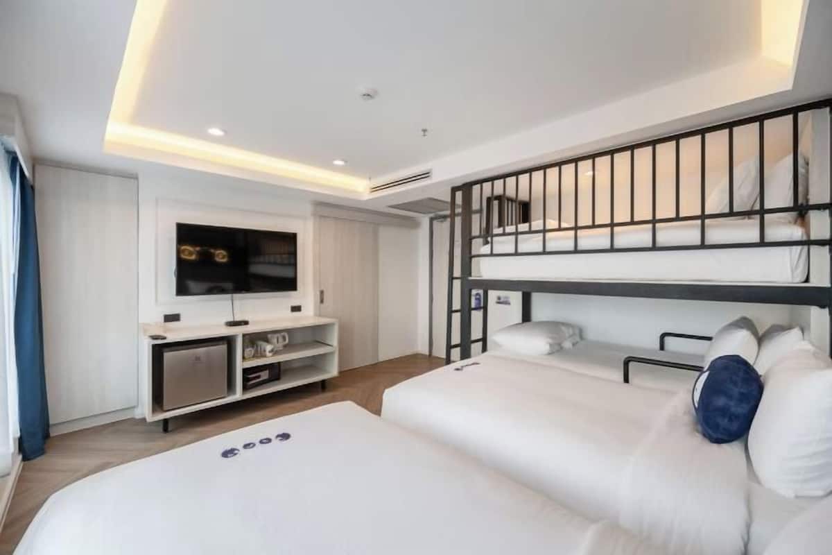 In-room safe, WiFi (free)