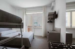 1 habitación, caja de seguridad en la habitación y escritorio