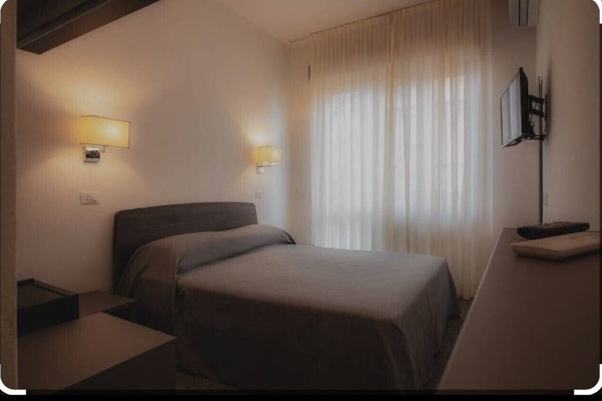 Classic Double Room | In-room safe, desk, WiFi (free)