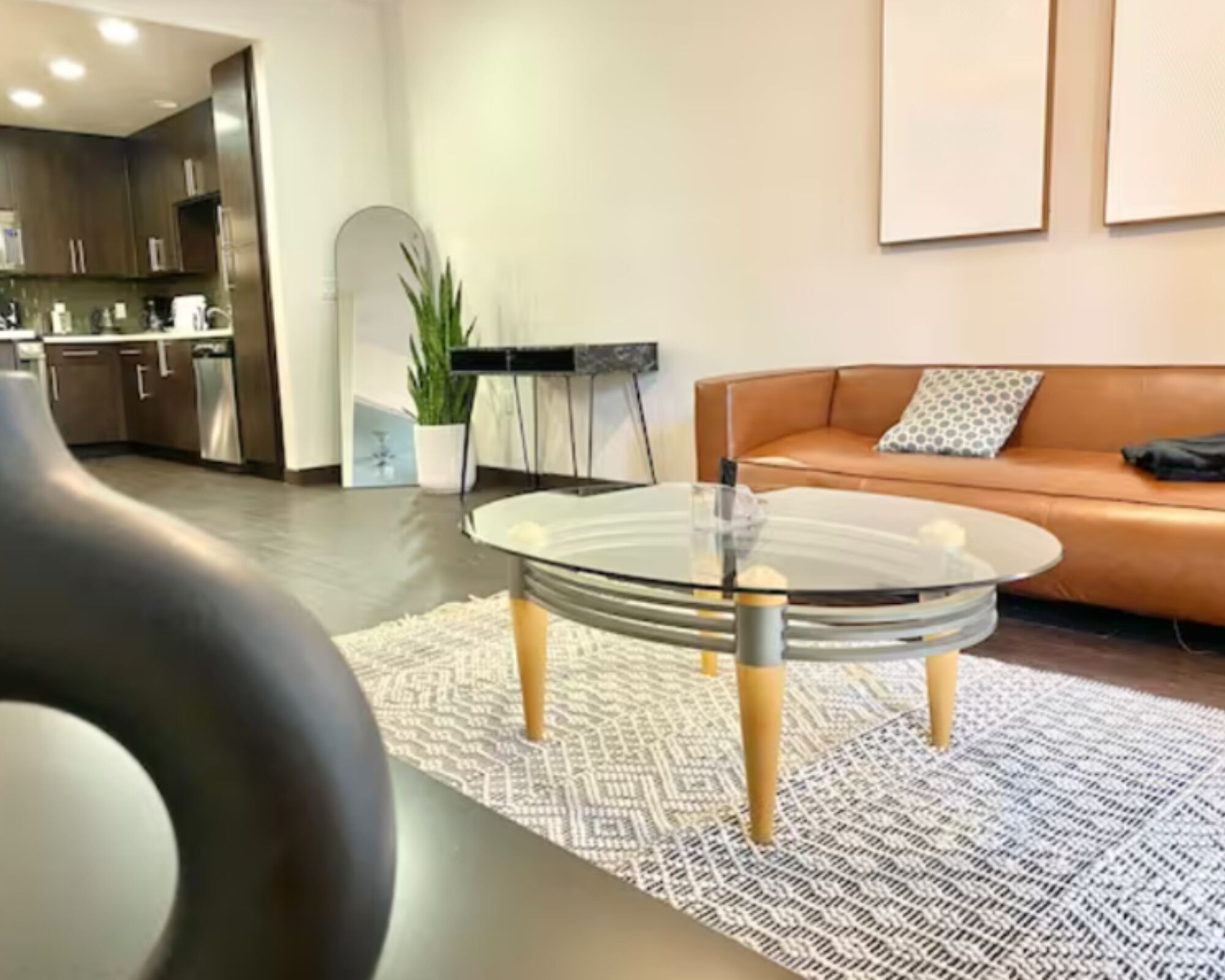 Chic cozy apt in W Hollywood