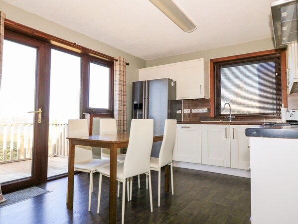 Astianpesukone, vedenkeitin, leivänpaahdin