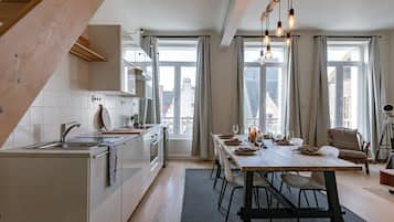 Een koelkast, een microgolfoven, een oven, een kookplaat