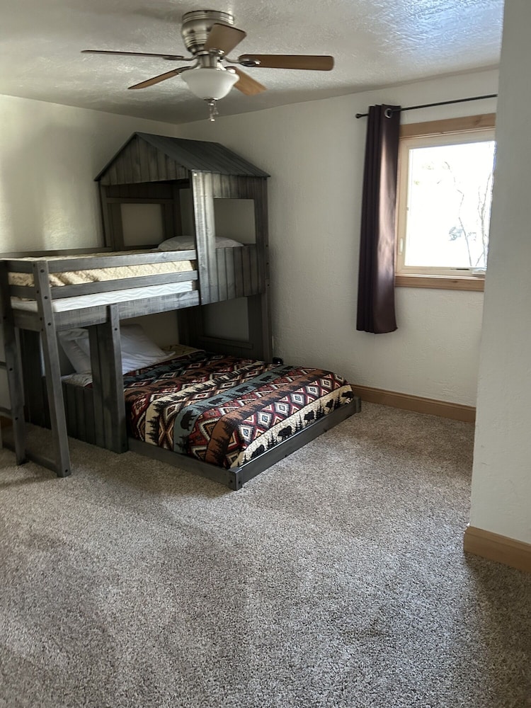 Rustic PetFriendly House for up to 10 for Family or Group Adventure