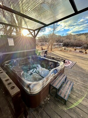 Outdoor spa tub