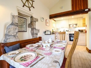 Dining - Bwthyn Yr Hafod (Tyn-y-Gongl)