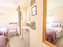 3 bedrooms, individually decorated, individually furnished, free WiFi