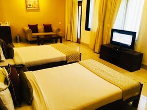 Kamar Double atau Twin Deluks | Brankas, meja kerja, ruang kerja ramah laptop, dan setrika/meja setrika