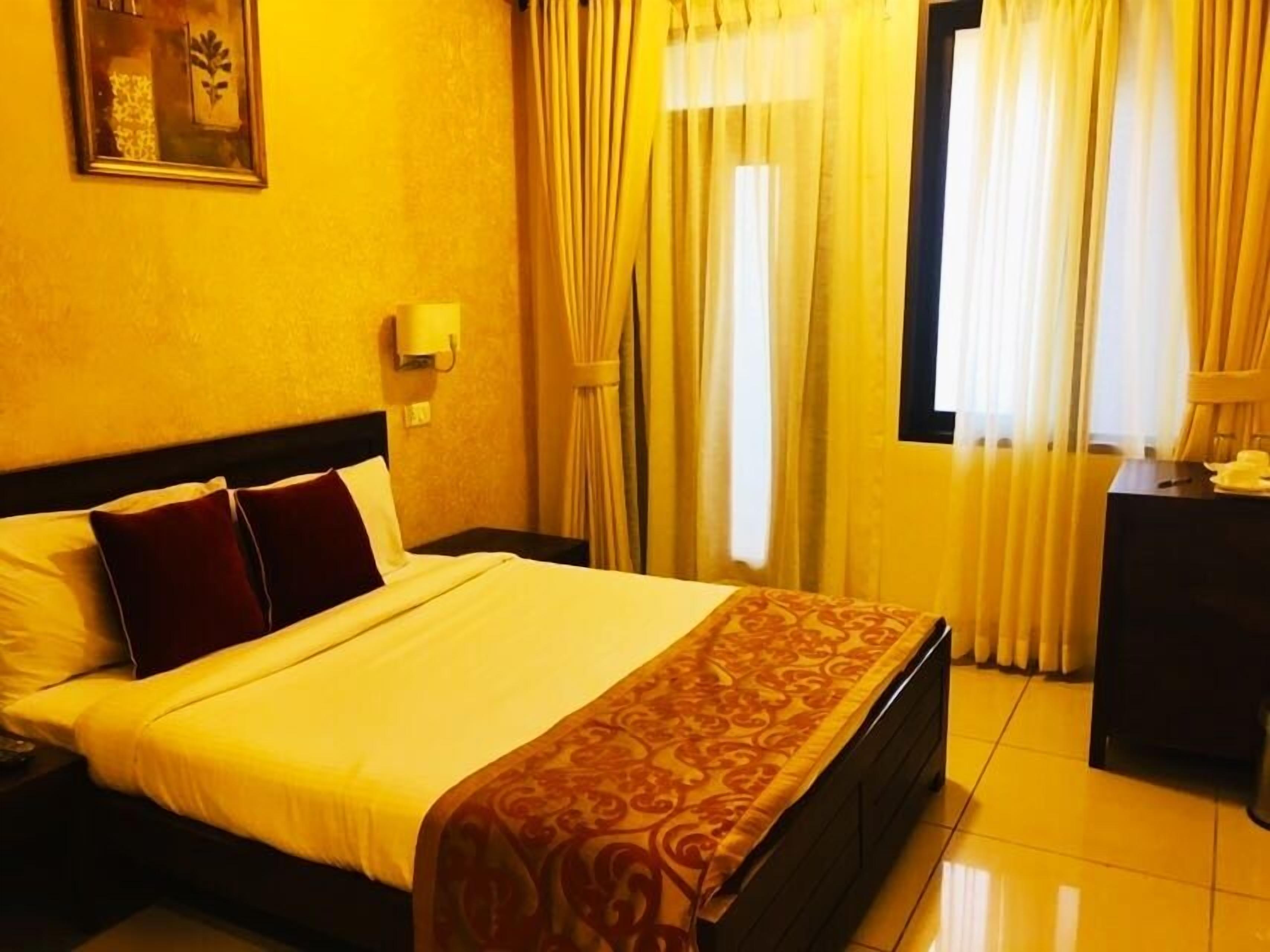 Caja de seguridad en la habitación y escritorio 