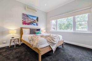 4 chambres, fer et planche à repasser, lit de bébé portatif
