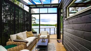 Fernseher, Kamin, Bücher, Stereoanlage