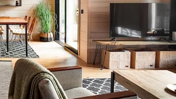 TV, fireplace, stereo