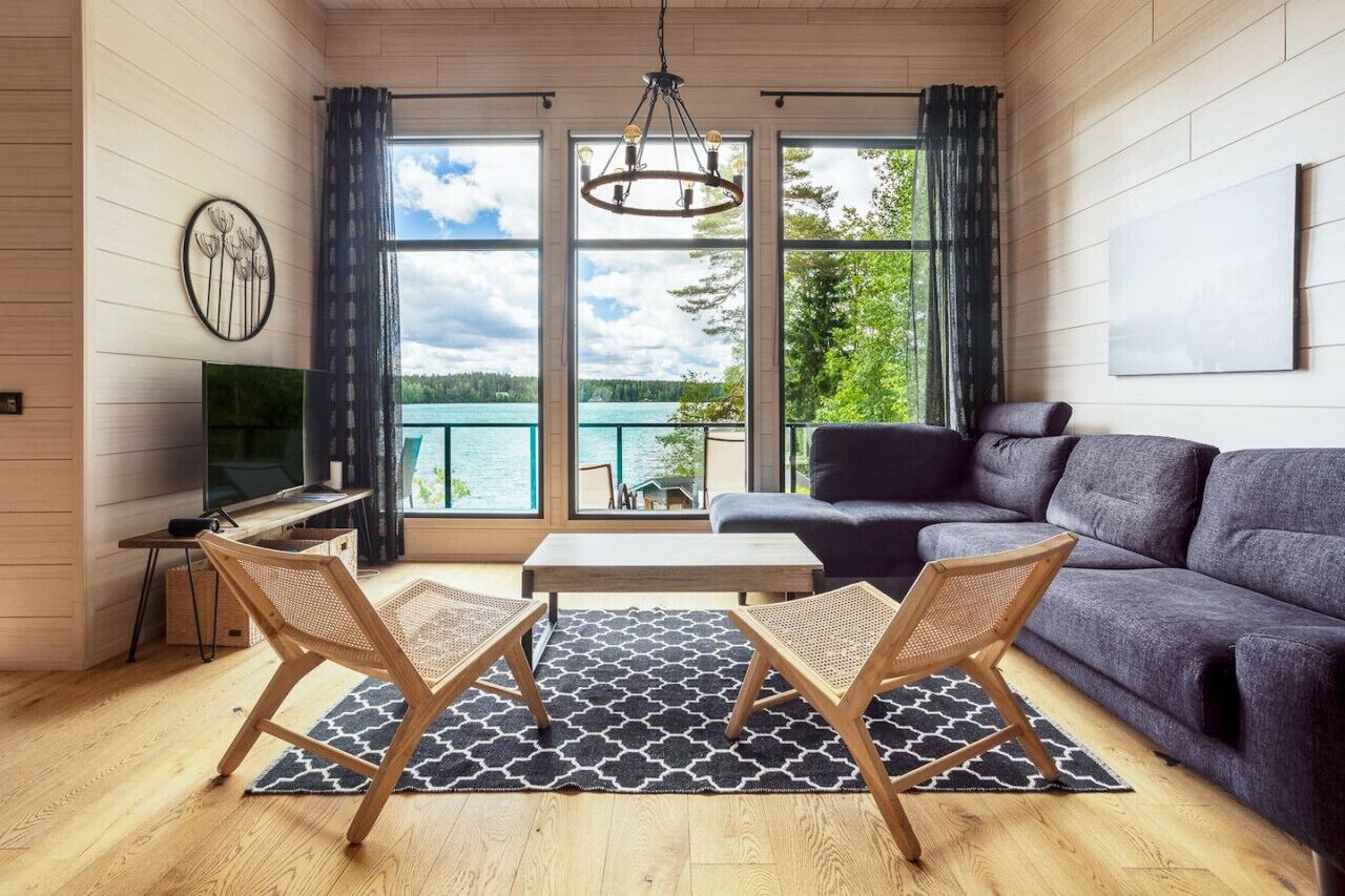 Televisión, chimenea, libros y estéreo 