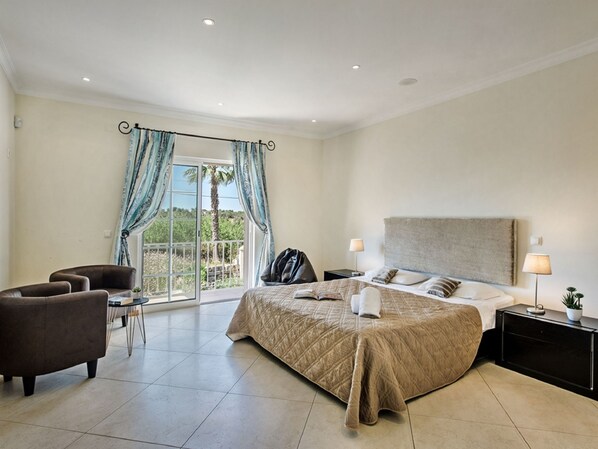 6 chambres, bureau, fer et planche à repasser, Wi-Fi