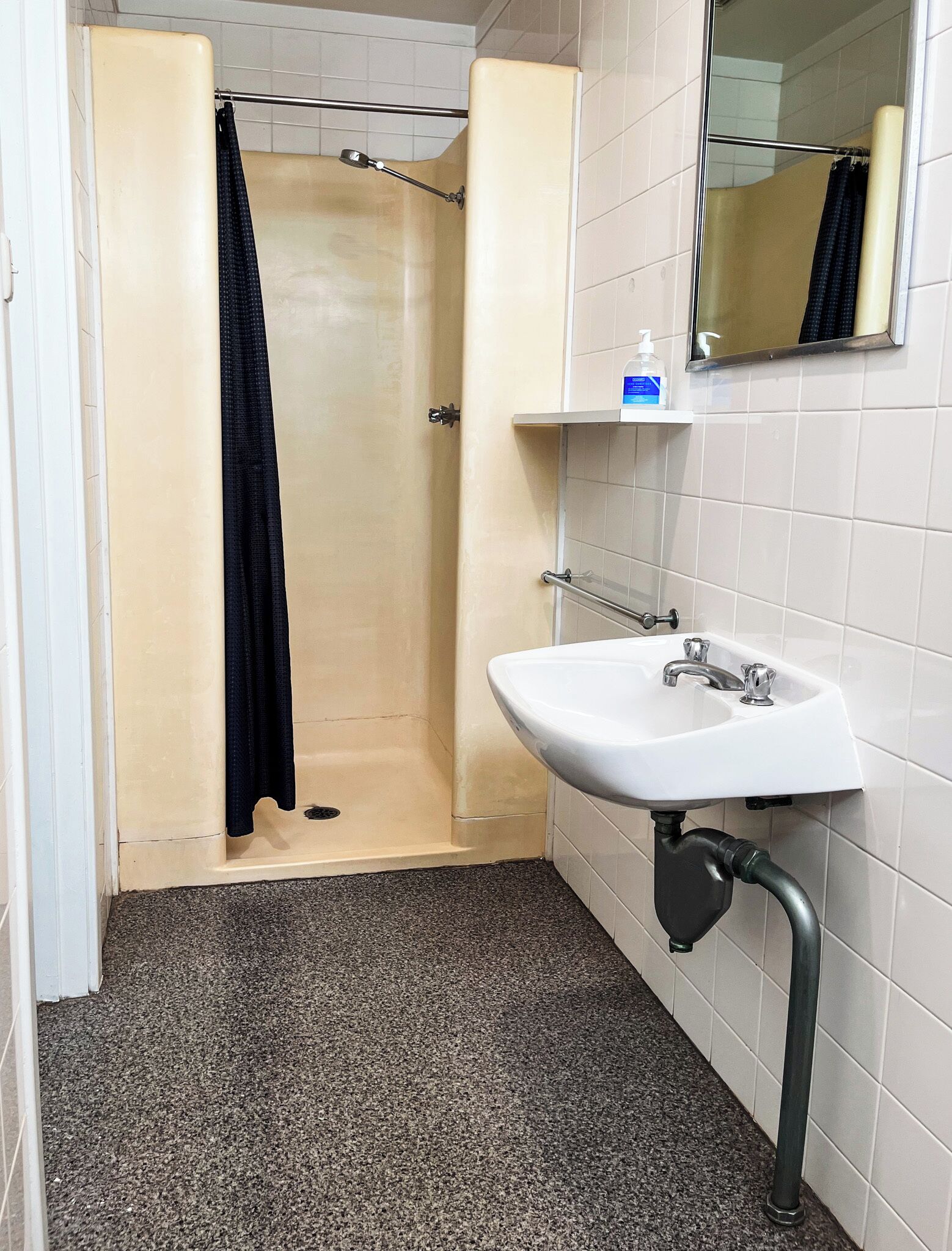 تجهيزات دش، مستلزمات مجانية للعناية الشخصية، مناشف، صابون