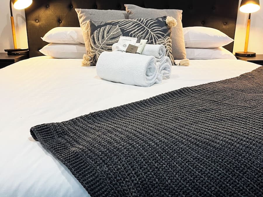 Standaard tweepersoonskamer (Budget Heritage) | Een kluis op de kamer, een bureau, een laptopwerkplek