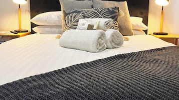 Habitación doble, 1 cama de matrimonio (Budget Heritage) | Caja fuerte, escritorio, espacio para trabajar con un portátil