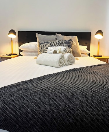 Budget Heritage Queen Room | In-room safe, desk, laptop workspace, blackout drapes