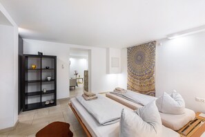 2 bedrooms, iron/ironing board, free WiFi, bed sheets - Apartment 'Living The Green' with Private Terrace, Wi-Fi and Air Conditioning (Friedrichsdorf)