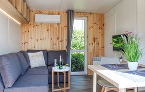 TV - Vacation Home "Tiny House Lohse" with Private Terrace & Wi-Fi (Wemding)