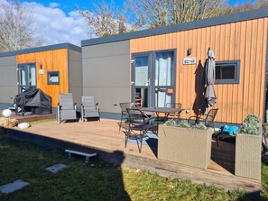 Outdoor dining - Vacation Home "Tiny House Lohse" with Private Terrace & Wi-Fi (Wemding)