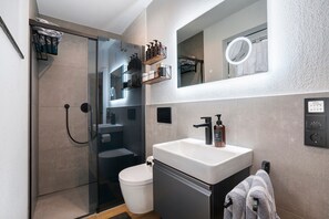 Dusche, Haartrockner, Handtücher
