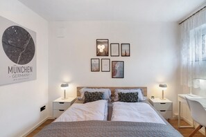 1 slaapkamer, een strijkplank/strijkijzer, gratis wifi, beddengoed