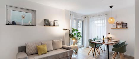 Een televisie en een stereo