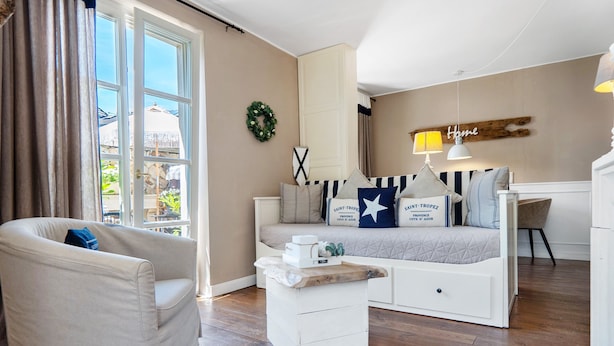 Una sala de estar acogedora con sofá, mesa de centro y escritorio.