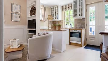 Televisión, chimenea y estéreo