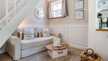 Una televisión, una chimenea, un reproductor estéreo