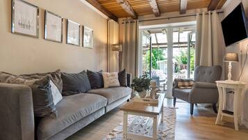 Een televisie en een open haard