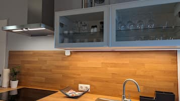 Een koelkast, een magnetron, een oven, een kookplaat