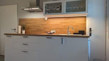 Kühlschrank, Mikrowelle, Herdplatte, Geschirrspüler