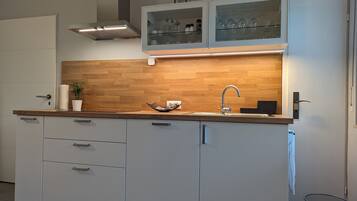 Kühlschrank, Mikrowelle, Herdplatte, Geschirrspüler