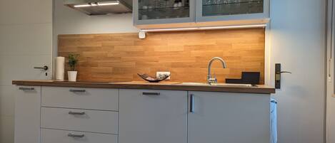 ثلاجة، ميكروويف، موقد طهي مسطح، غسالة أطباق