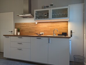 Réfrigérateur, four à micro-ondes, surface de cuisson, lave-vaisselle