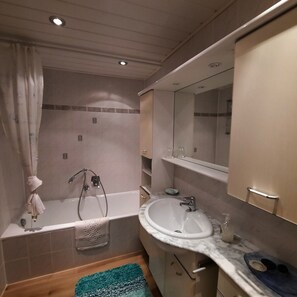 Een douche, gratis toiletartikelen, handdoeken